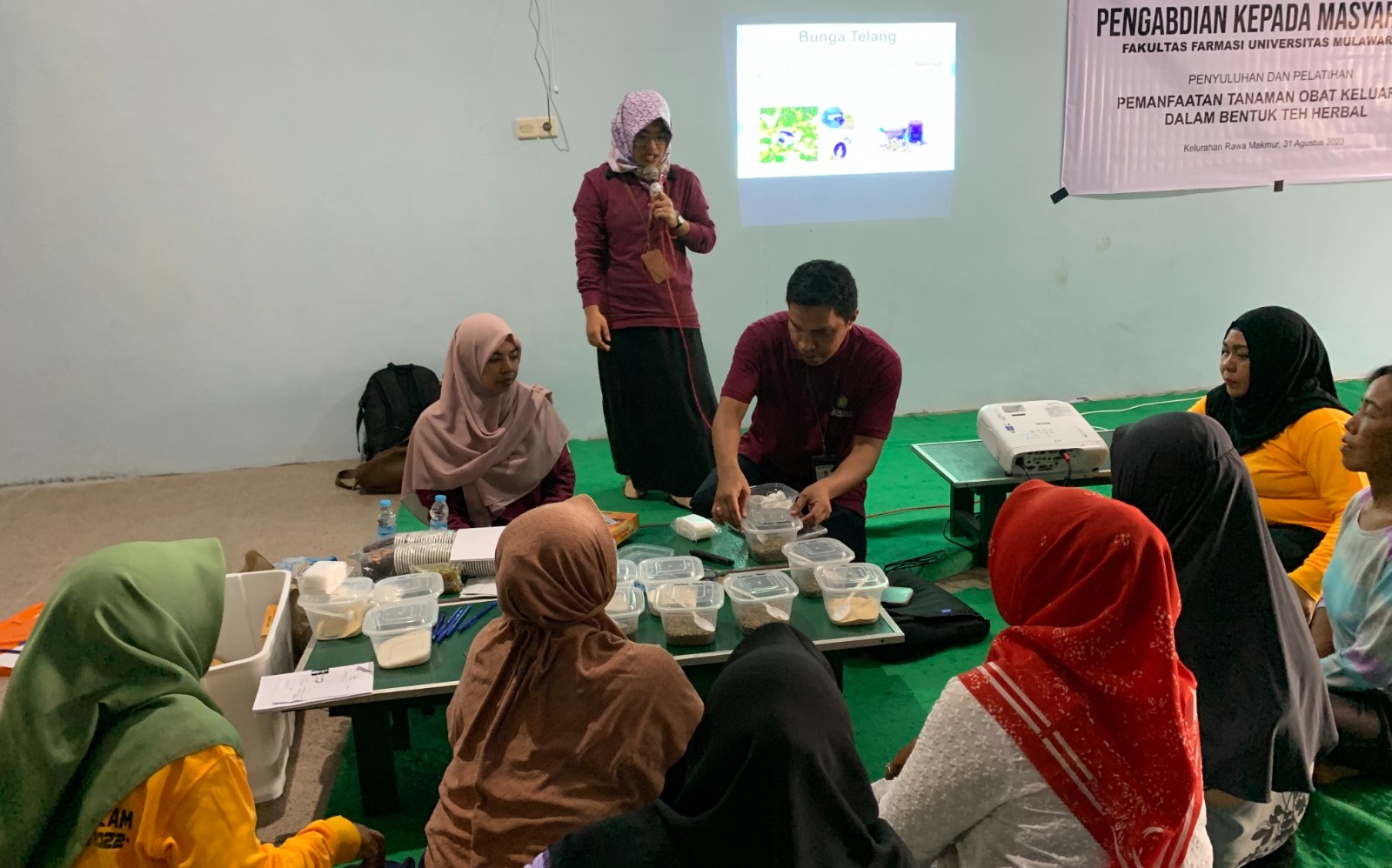 Dosen Farmasi Unmul Adakan Penyuluhan Dan Workshop Pembuatan  Seduhan Teh Herbal Bunga Telang