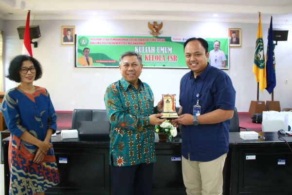 DEkan Fisip Unmul Memberikan Plakat Ke Pemateri