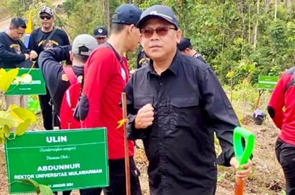 Rektor Unmul tanam pohon 600