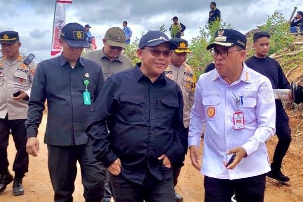  Photo: Rektor Unmul Abdunnur Bersama Pj Bupati Penajam Paser Utara (PPU) Makmur Marbun