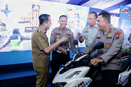 b Direktur Utama Jasa Raharja Rivan A Purwantono dan Kakorlantas Polri Irjen Pol Aan Suhanan serta Pj Gubernur Sumatera Utara Agus Fatoni dalam Gebyar Keselamatan 2024