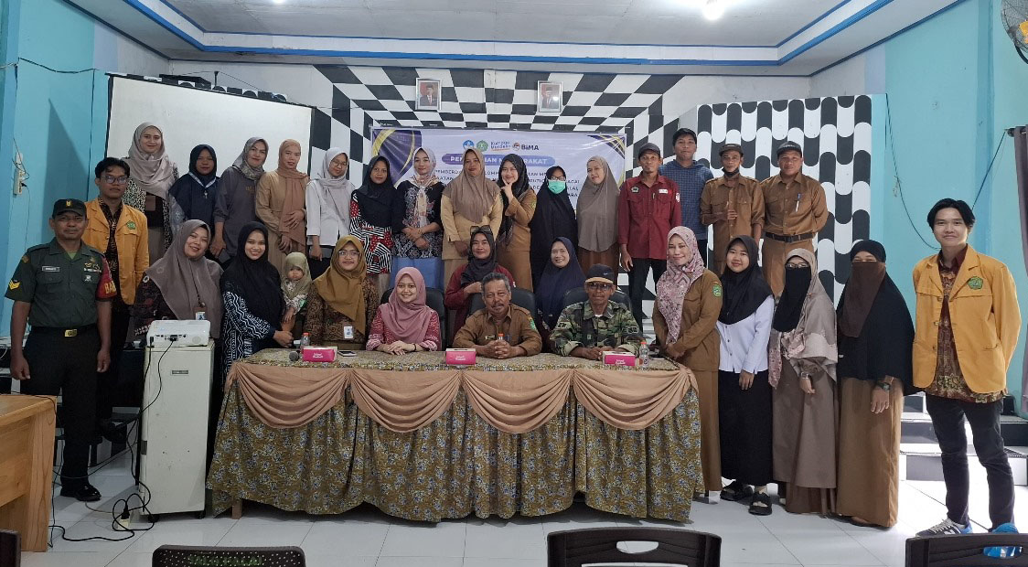 Foto Bersama pada Kegiatan Sosialisasi bersama Kepala Desa Salo Palai dan Anggota Kelompok Tani Hutan Baba Gusung