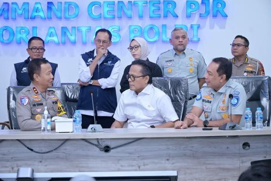 Pemantauan arus Natal 2024 dan Tahun Baru 2025 ke Command Center KM 29 Tol Jakarta Cikampek pada Jumat 27122024. 