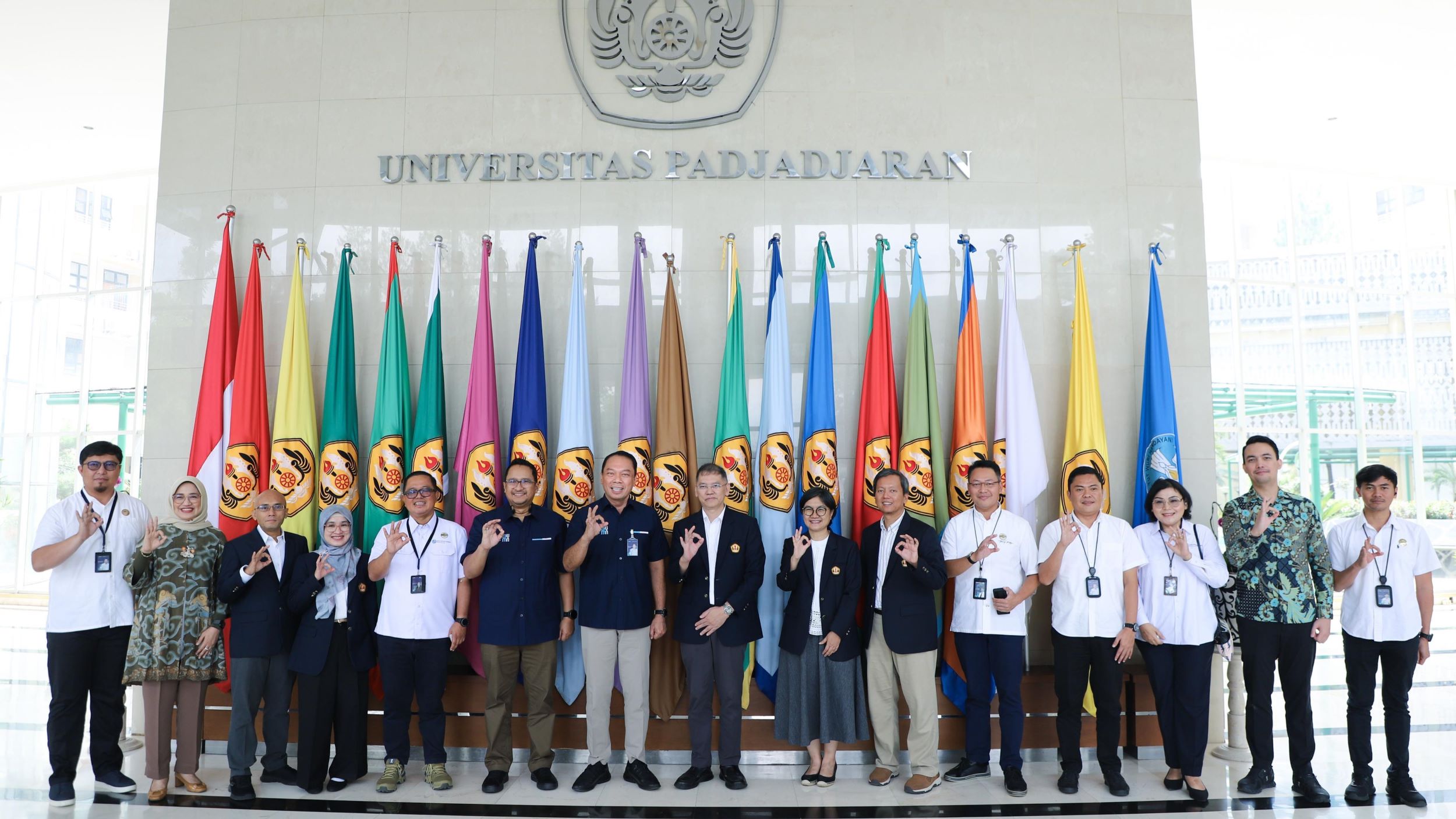 Penandatanganan MoU oleh Direktur Utama PT Jasa Raharja Rivan A. Purwantono dan Rektor Unpad 600