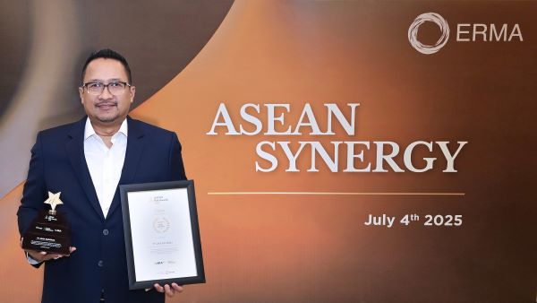 Direktur Kepatuhan dan Manajemen Risiko Jasa Raharja Harwan Muldidarmawan Ketika Menerima Piala dan Piagam Juara pertama kategori Public Initiatives Award dalam ajang ASEAN Risk Awards (ARA), pada Jumat, 4 Juli 2025