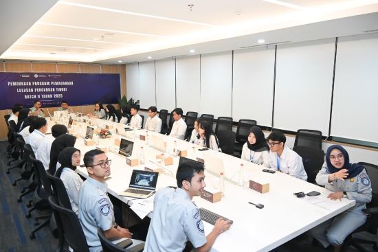 550 WKT Direktur SDM dan Umum Jasa Raharja Rubi Handojo Ketika memberikan arahan Pemagangan Tinggi Lulusan Tahun 2025