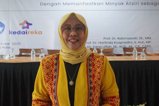 Ketua Tim Prof. Dr. Rahmawati (FEB UNMUL)