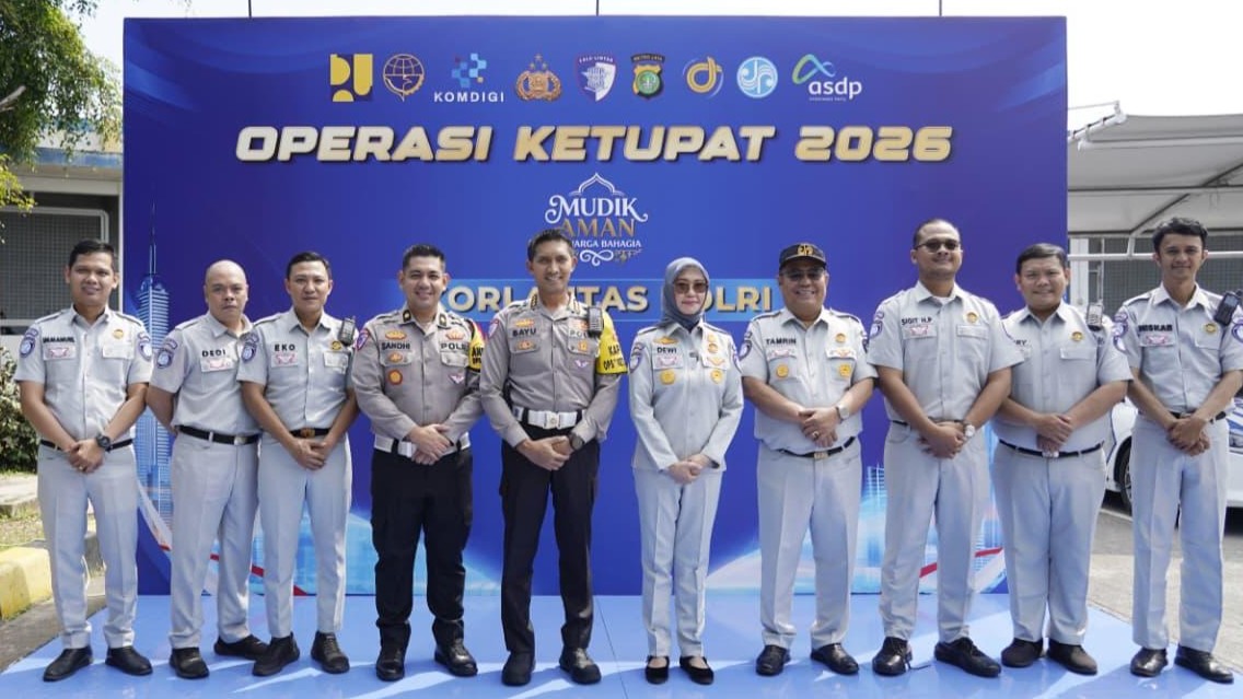 WKT 3 Direktur Hubungan Kelembagaan Jasa Raharja Dewi Aryani Suzana bersama jajaran Korlantas Polri 