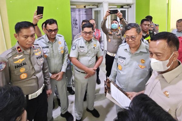 600 2 Pejabat Jasa Raharja bersama Ditjen Hubdat dan Korlantas Polri meninjau korban kecelakaan 