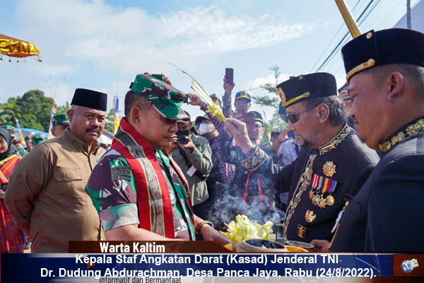 Kasad Dudung Abdurachman Mendapat Gelar Kehormatan Adat Patih Kademangan, Kabupaten Kutai Kartanegara, Kalimantan Timur, Rabu (24/8/2022).